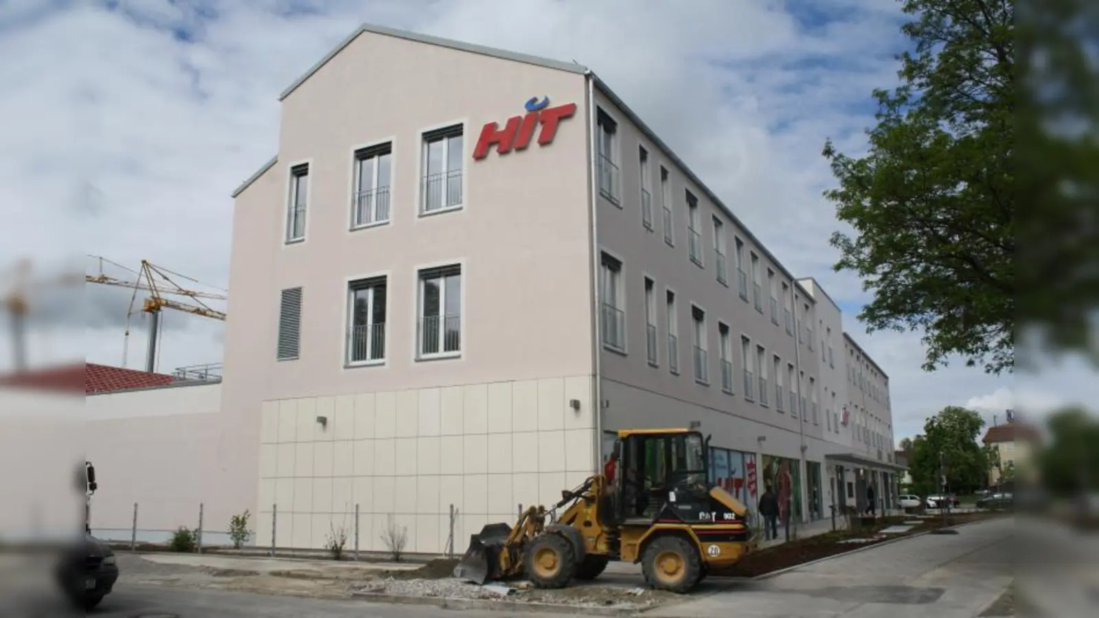 Noch stehen die Bagger vor Tür: Am Montag, 14. Mai, eröffnet der neue HIT-Markt seine Pforten direkt am U- und S-Bahnhof Trudering. (Foto: sb)