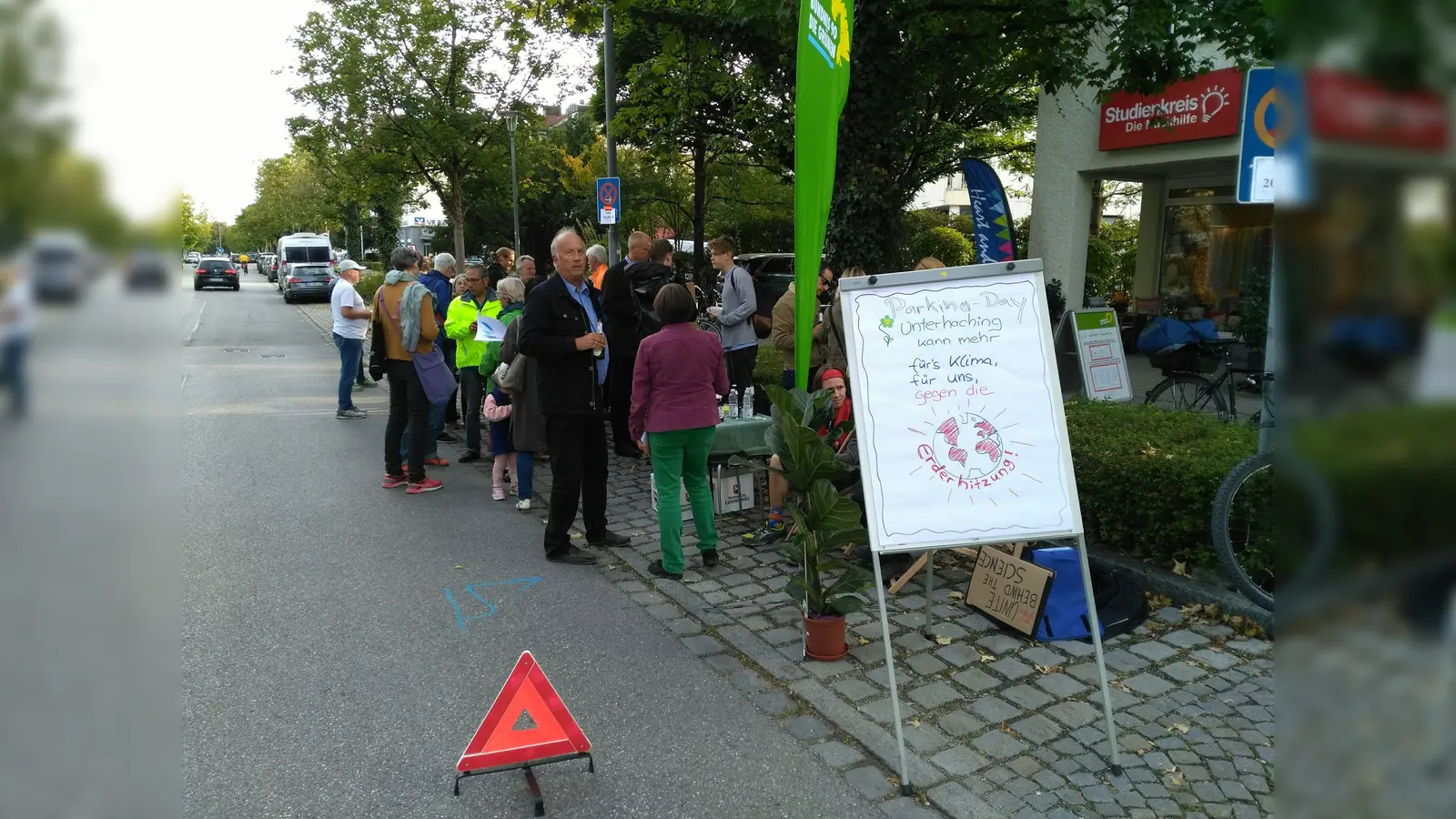 Gut besucht war die Parking-Day-Aktion der Grünen in Unterhaching. (Foto: VA)