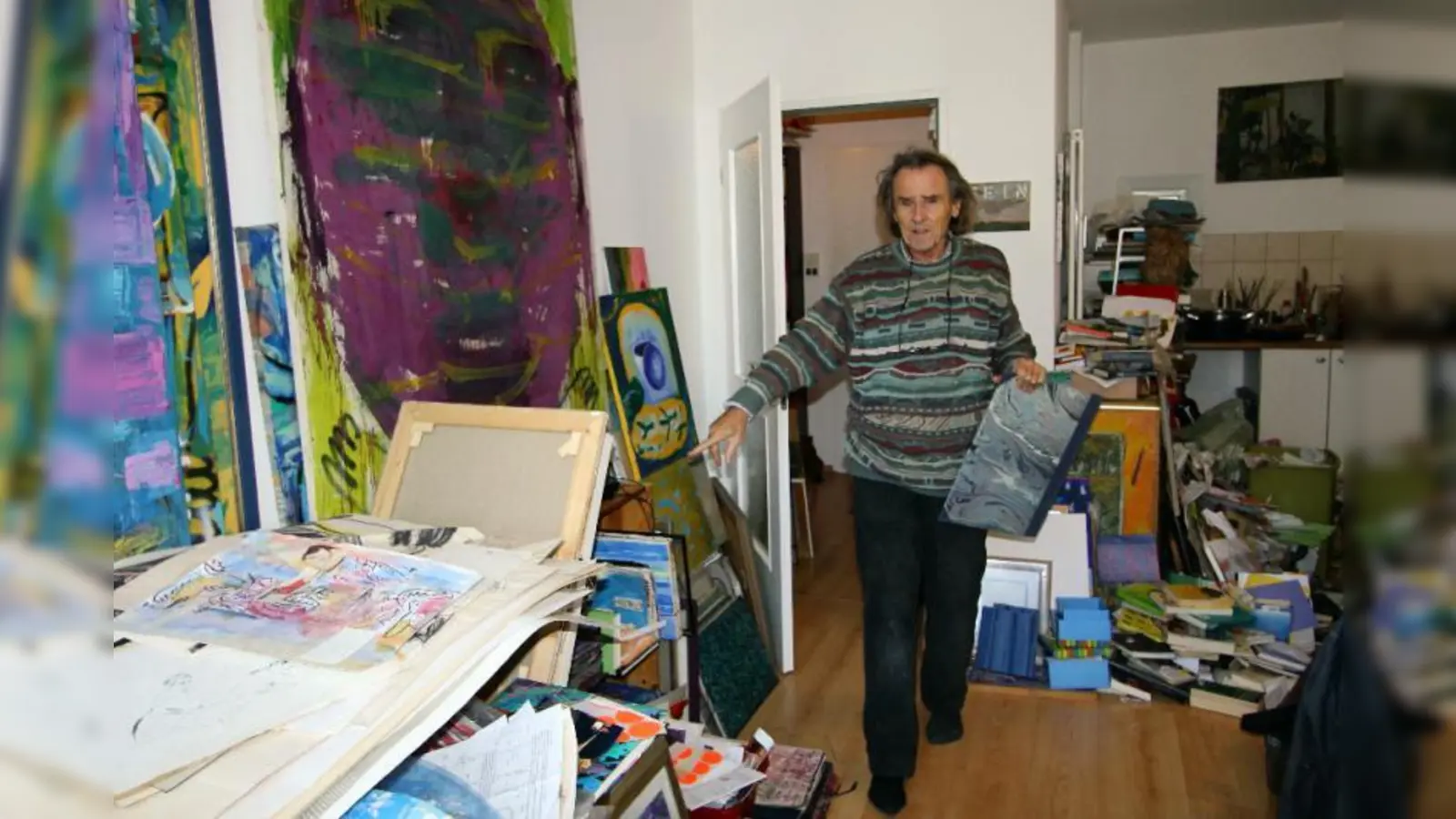 Kein Atelier in Sicht - Niklas Delacroix lagert Bilder und Materialien in seiner Wohnung. Die Kurse können derzeit nicht stattfinden. (Foto: US)