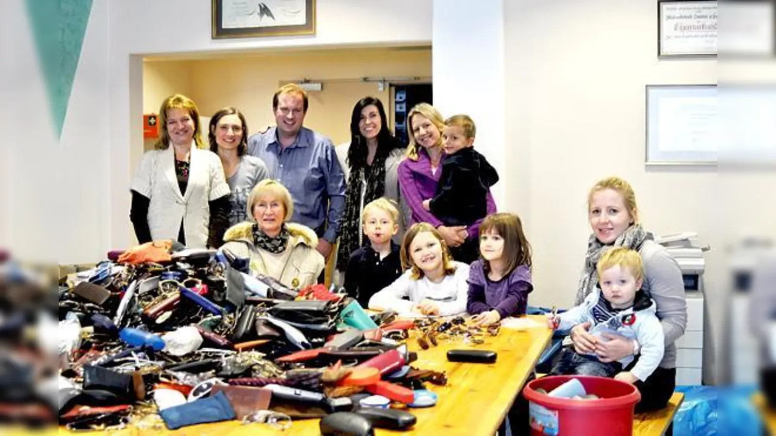 Ein Teil der Helfer vor dem ersten Brillen-Berg, dem noch viele, viele folgen sollten.	 (Foto: Barbara Klingan)