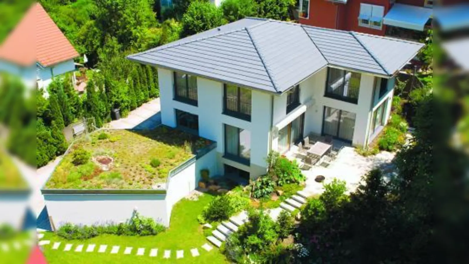 Baustoff mit Zukunft: Ein Gebäude aus Massivholz hat die statischen Eigenschaften eines Steinhauses. (Foto: djd/Massiv-Holz-Mauer Entwickl)