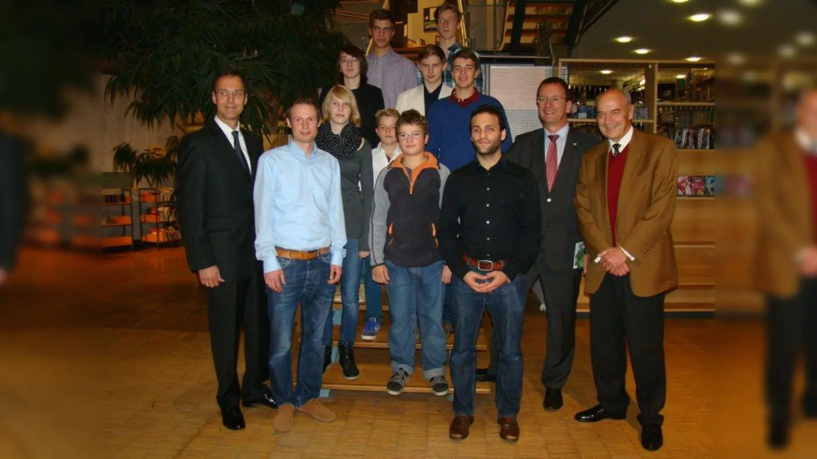 Die Preisträger des ersten Jugendpreises 2013 gemeinsam mit der Jury. (Foto: pst)