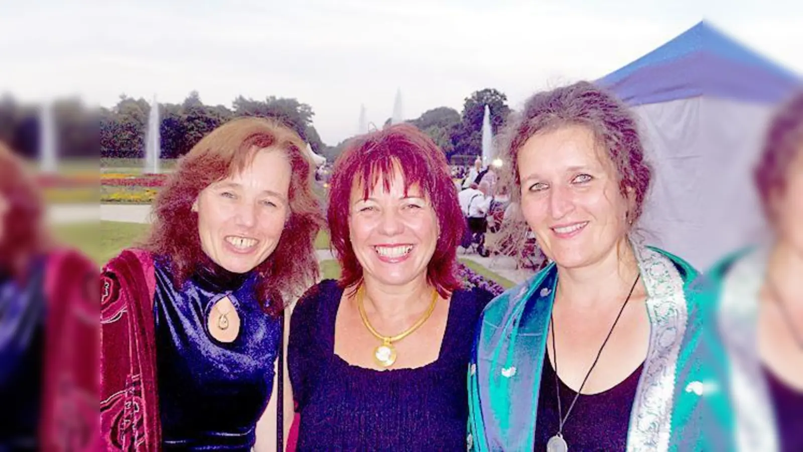 Ulrike Weber, Diana Stachowitz und Barbara Mock waren bester Laune im Schloss.  (Foto: VA)