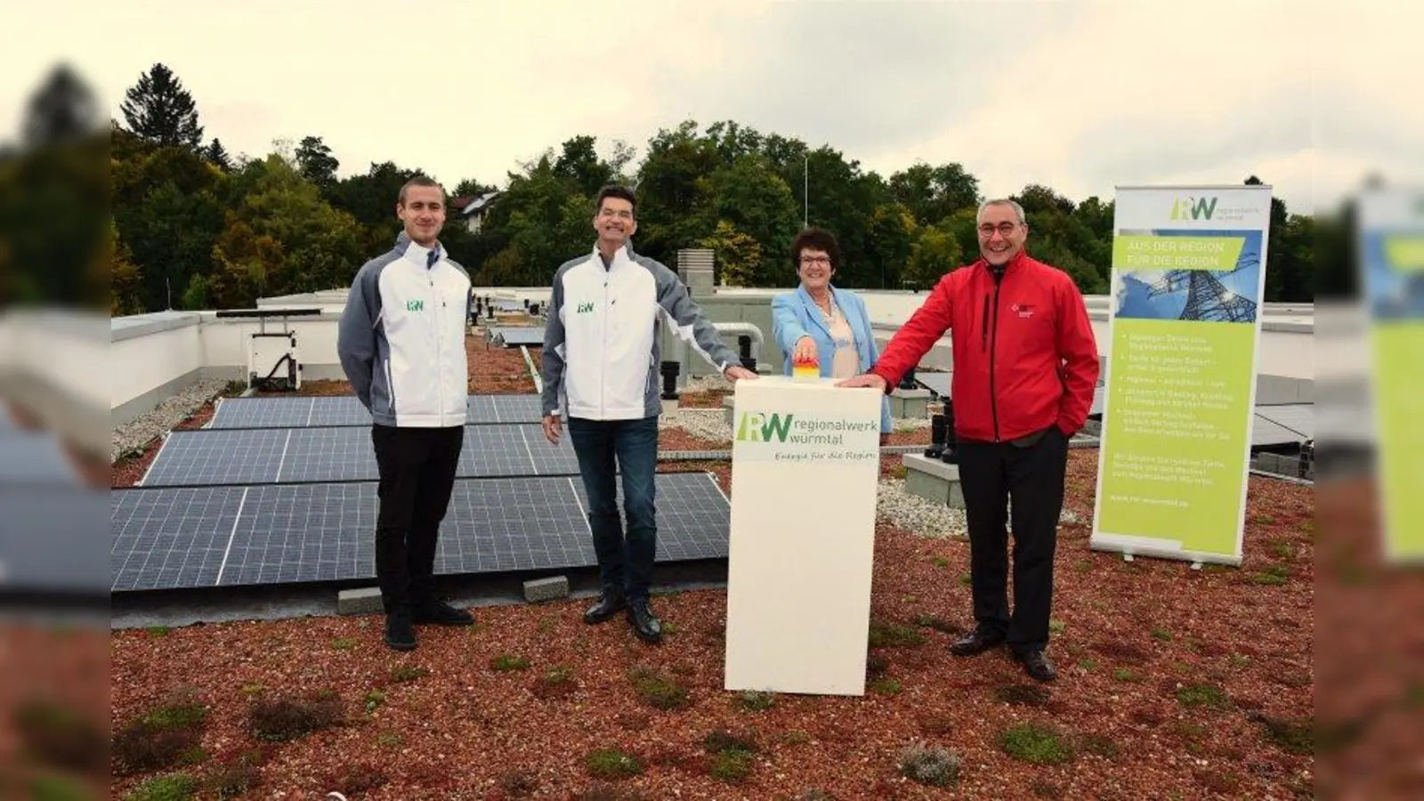 Start für die Photovoltaikanlage am Mehrgenerationencampus Gauting (von links): Nico Schartner (Projektmanager RWW), RWW-Geschäftsührer Marten Jürgens, Bürgermeisterin Brigitte Kössinger und der Starnberger BRK-Geschäftsführer Jan Lang. (Foto: Lena Gredler)