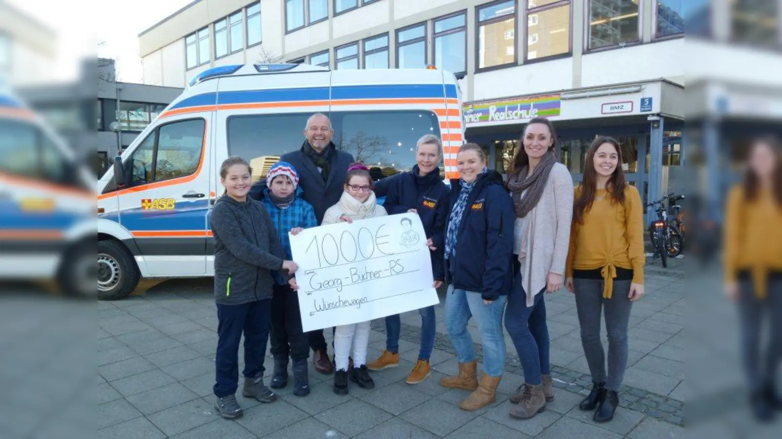 Die Fünftklässler der Georg-Büchner-Realschule überreichen 1.000 Euro an den Wünschewagen. Von links:  Kacper (5a), Lea (5c) und Jordan (5b) mit Schulleiter Norbert Lottner, Claudia Karner-Hillebrand  und Jennifer Zeller vom Wünschewagen sowie den Lehrerinnen Sabine Bauer und Eva Reisach. (Foto: kö)