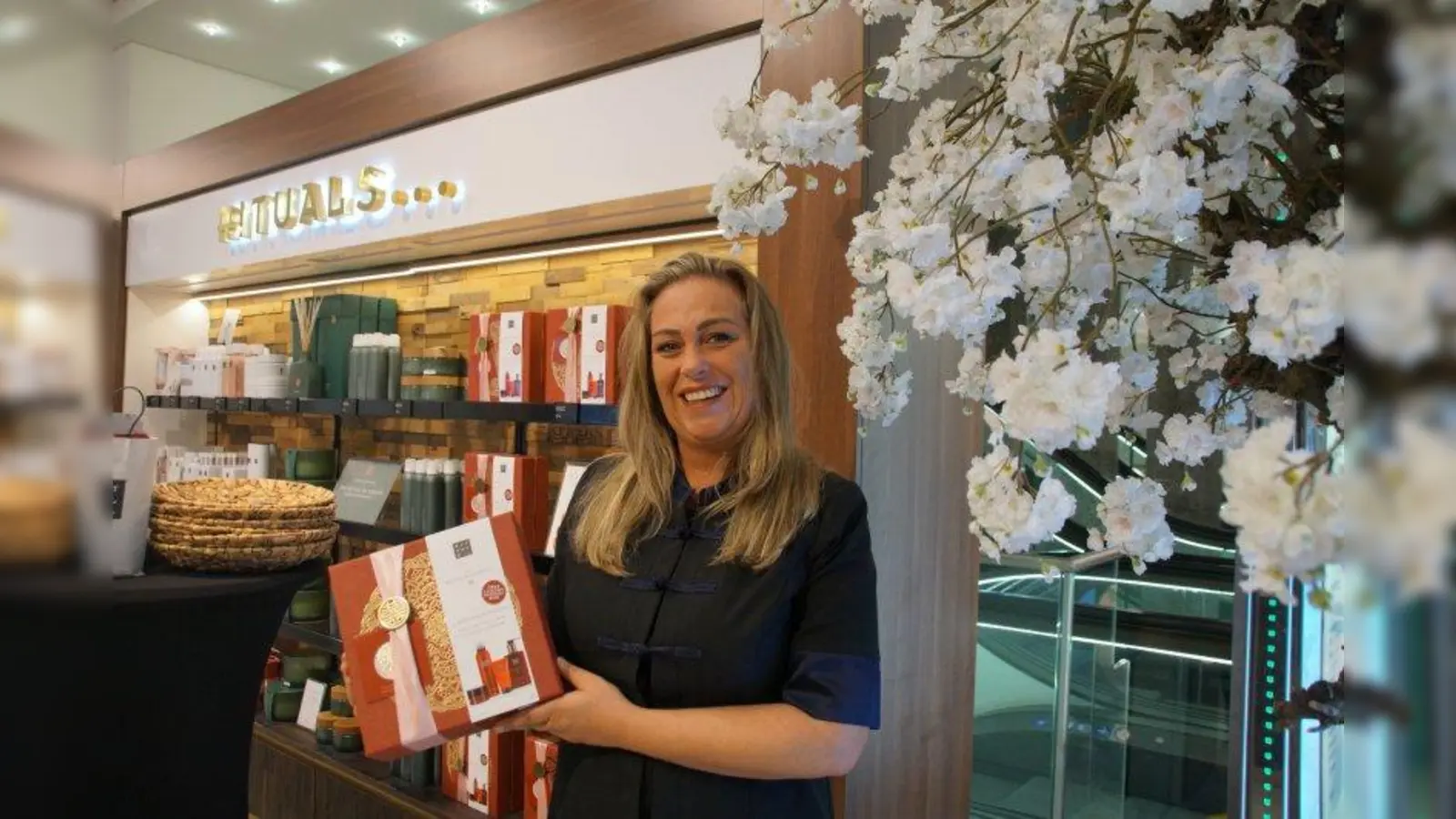 Silvija Todorovic betreut den Rituals-Counter, an dem am Samstag eine Kalligraphin die Rituals-Präsente mit einem kunstvollen Muttertagsgruß verziert. (Foto: bb)