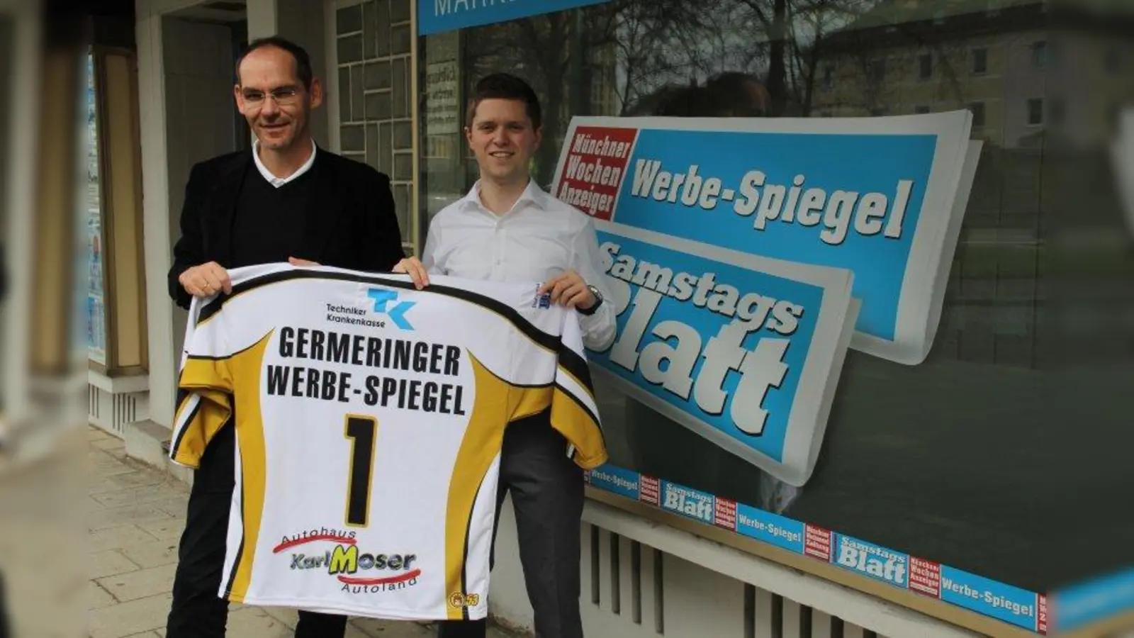Medienpartnerschaft besiegelt: Markus Degenhardt (r.) überreicht Roland Binder ein Wanderers-Trikot. (Foto: E.S.)