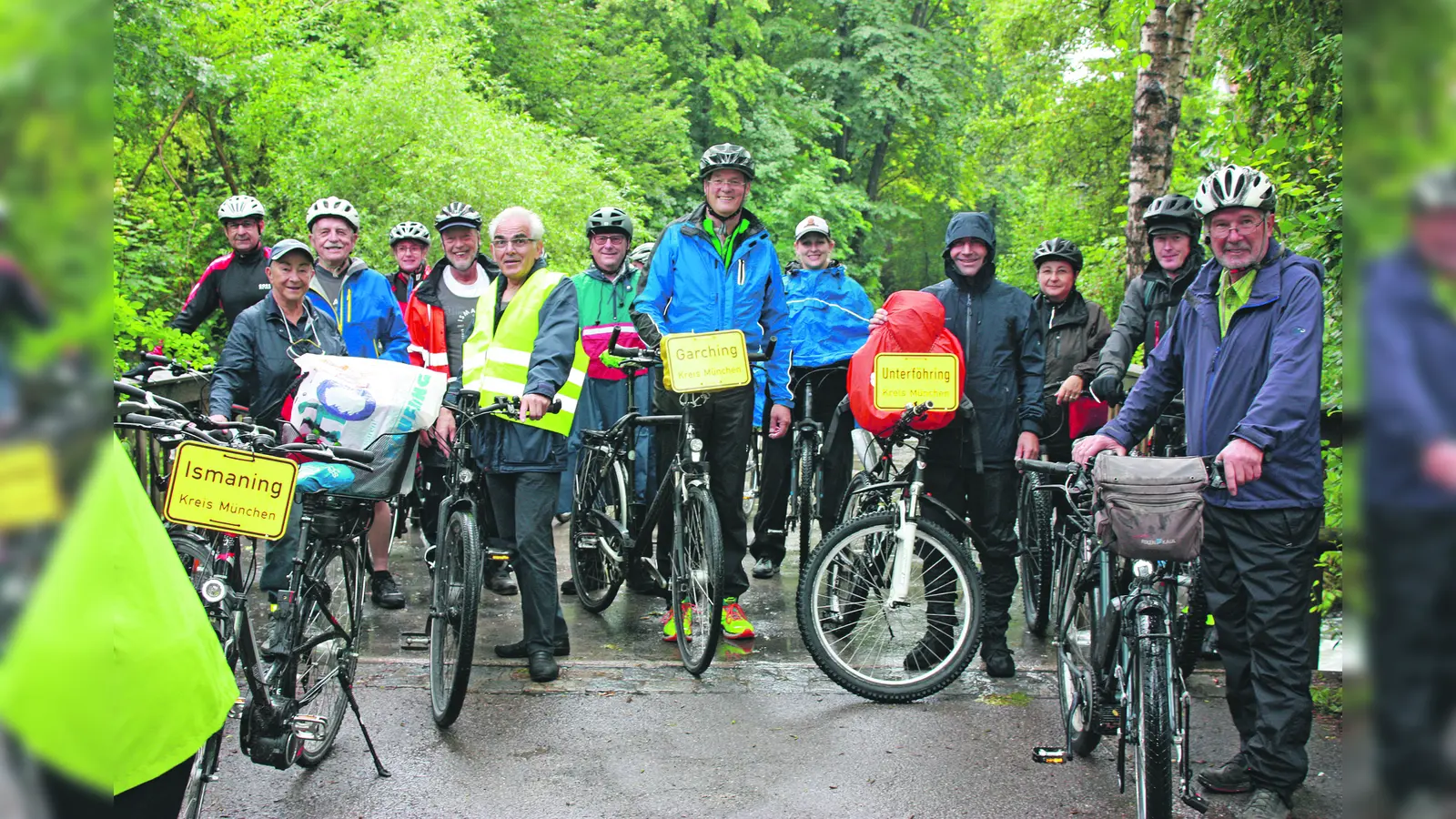 Vergangenes Jahr erradelte Garching erstmalig den ersten Platz unter den Kommunen, die gemeinsam mit dem Landkreis München teilnahmen. Der Garchinger Bürgermeister (Mitte) strahlte trotz regenreichem Stadtradeln-Auftaktes.	 (Foto: Stadt Garching)