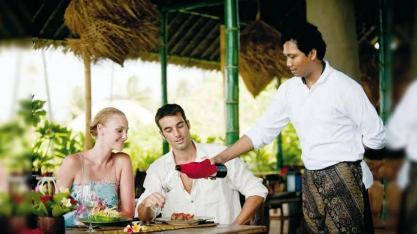 Wer mit dem Service zufrieden war und sich erkenntlich zeigen will, gibt Trinkgeld. Aber wie viel ist in den verschiedenen Ländern üblich? Quelle: fotolia / EastWest Imaging