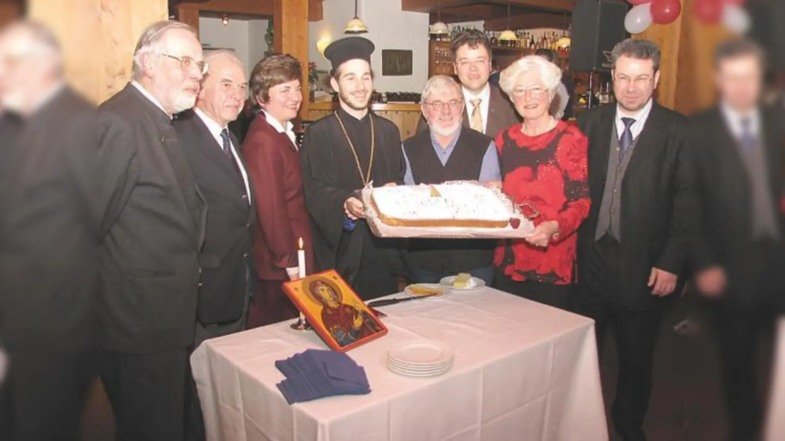 (V.l.): Dr. Herbert Speckner, Prof. Theodor Nikolaou, Eleni Dalassou-Mertz, Archimandrit Peter Klitsch, Förderkreisvorsitzender Dietrich Wax, Bürgermeister Thomas Loderer, Thilde Schmitz und Dr. Athanasius Lambrou.  (Foto: Günther Kießling)