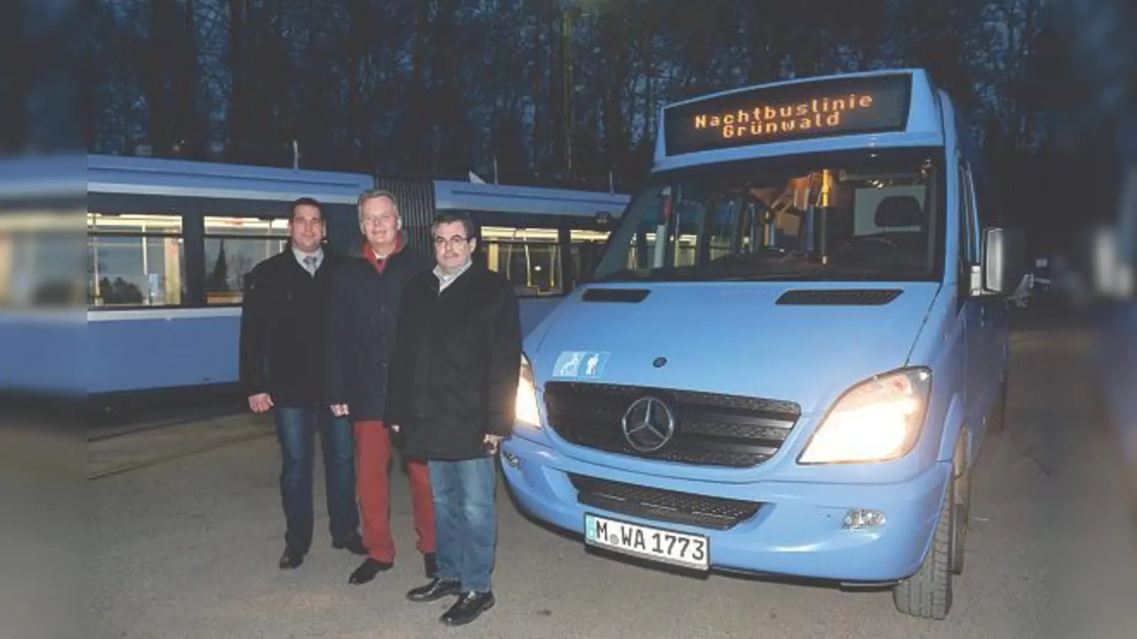 Dirk Volkert (Leiter Fahrtdienst), Bürgermeister Jan Neusiedl und Hans Seel (Öffentliche Sicherheit und Ordnung, Gemeinde) bei der Einweihung der künftigen Nachtlinie in Grünwald. 	 (Foto: VA)
