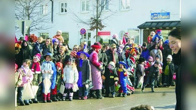 Besonders die kleinen Faschingsfans warteten gespannt auf den Umzug – nicht zuletzt wegen der „Kamelle“, die zahlreich geworfen wurden. (Foto: ls)