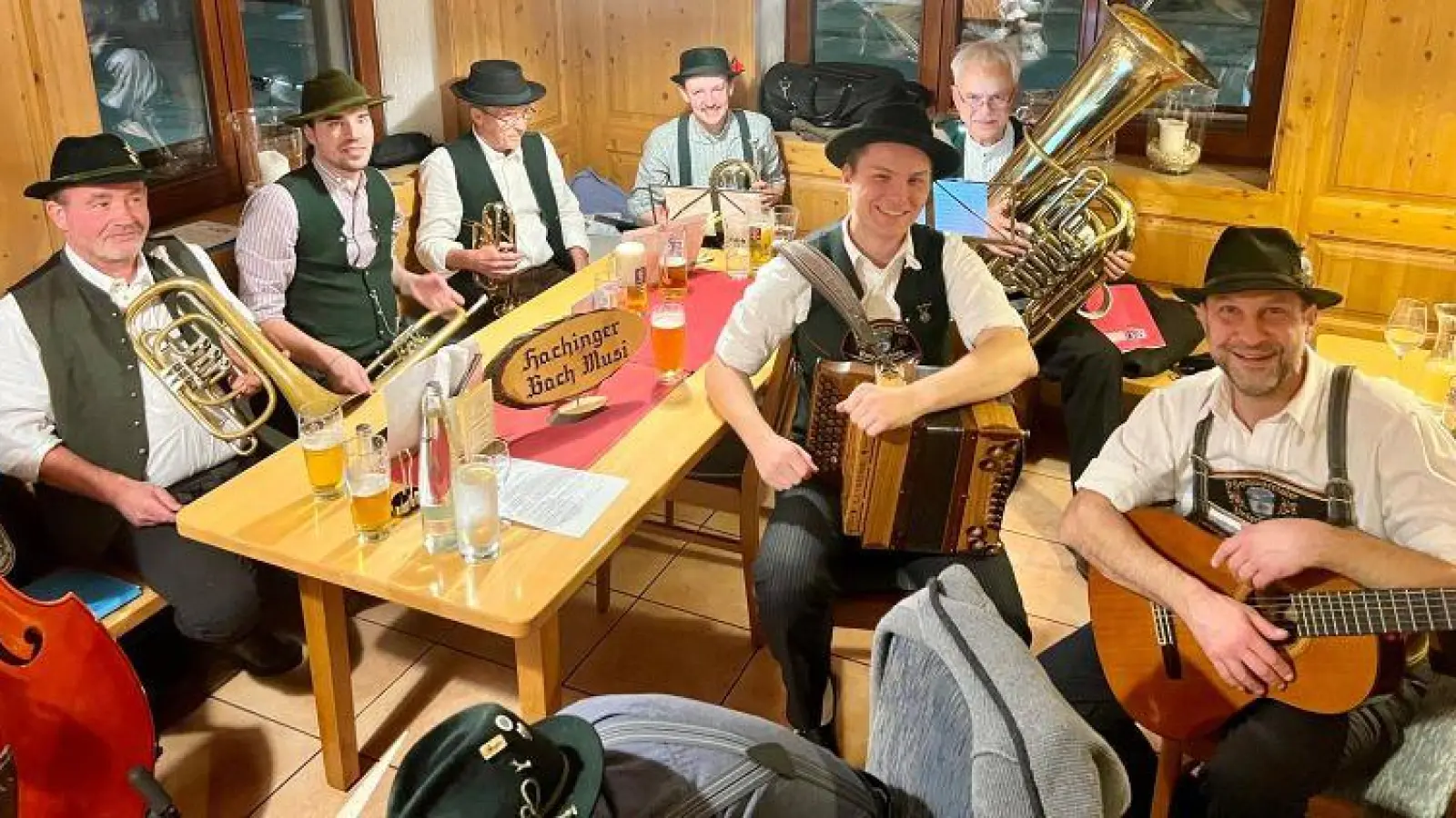 Beim Hoagartn spielte unter anderem die Hachinga Bach Musi zünftig auf. (Foto: D. Willi)