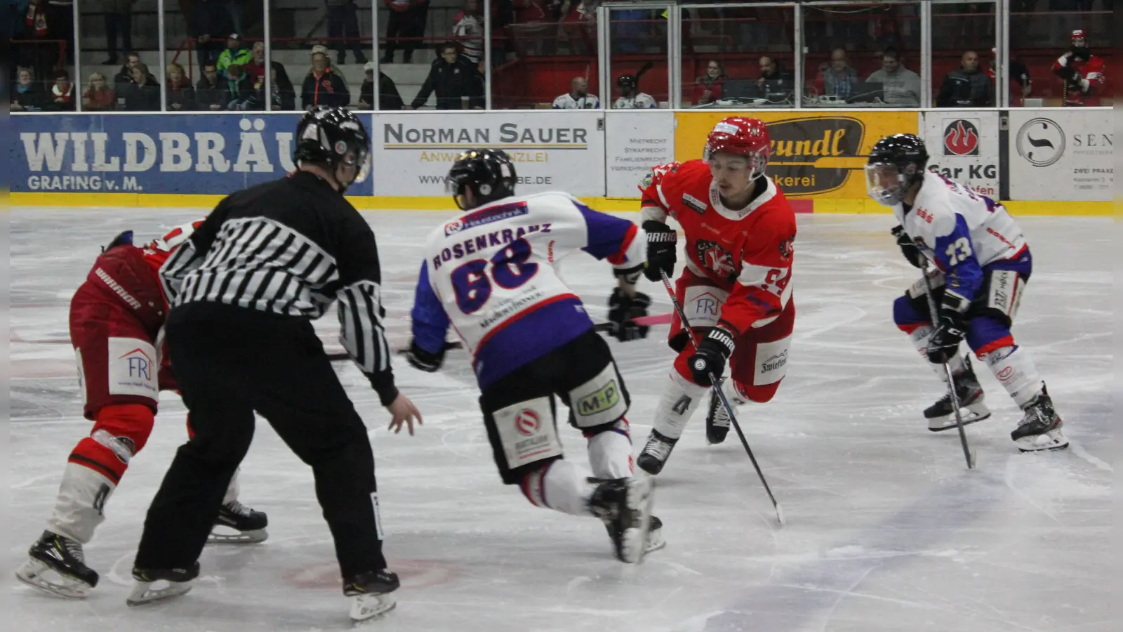 EHC-Stürmer Raphael Kaefer (zweiter von rechts) erzielte beim Overtime-Sieg gegen die Bad Kissinger Wölfe den wichtigen Siegtreffer. (Foto: smg )