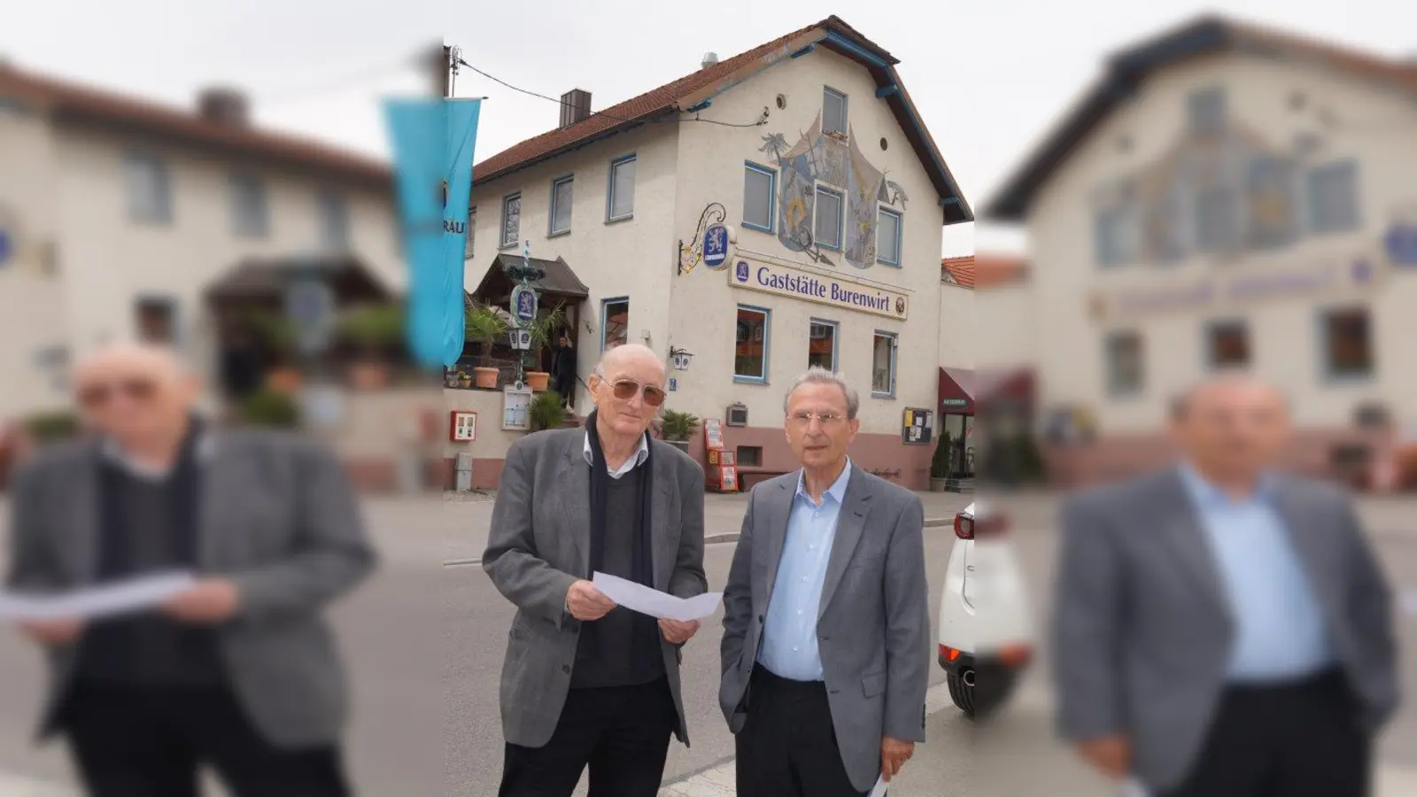 Werner Dilg und Klaus Bichlmayer waren mit einer Kopie des Urkatasters in die Altostraße gekommen. (Foto: pst)