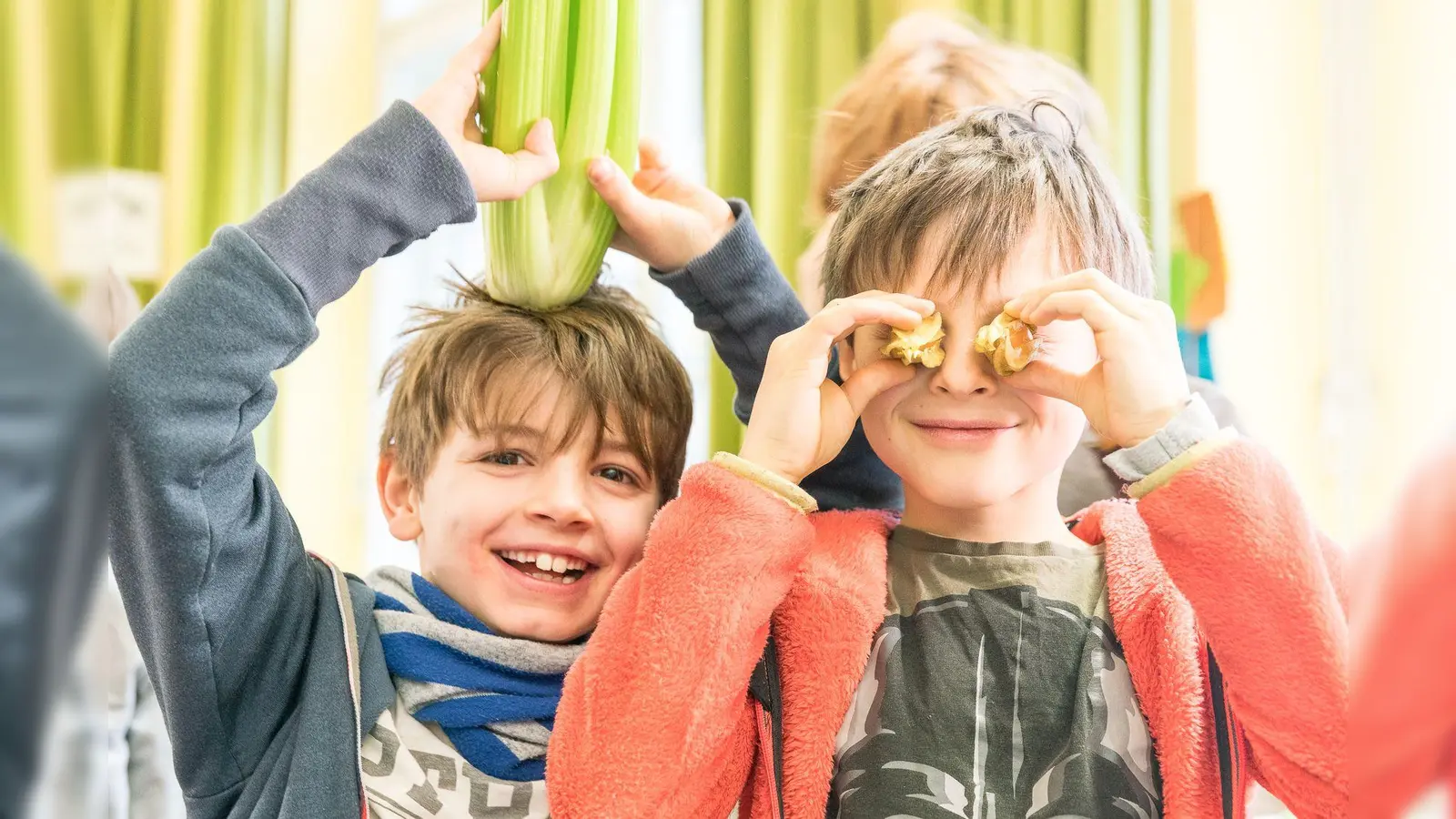 Um den Lernprozess zu fördern, singen die Kinder den „Iss-Dich-clever-Song“ und tanzen dazu – eine Interaktion aus gesunder Ernährung, Bewegung und Konzentration. (Foto: Dirk Tacke)