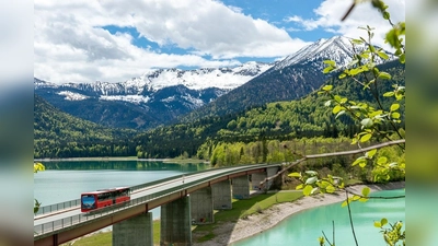 Der Bergsteigerbus auf dem Weg in die Eng. (Foto: DAV/Tobias Hipp)