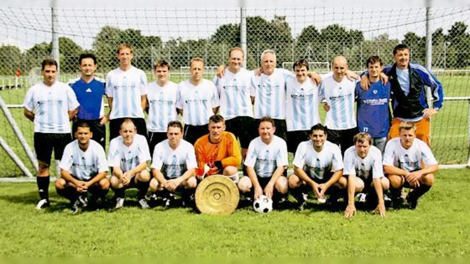 Die Feldmochinger Alten Herren konnten sich über ihre Meistertitel mindestens so freuen wie kleine Jungs.	 (F.: Verein)