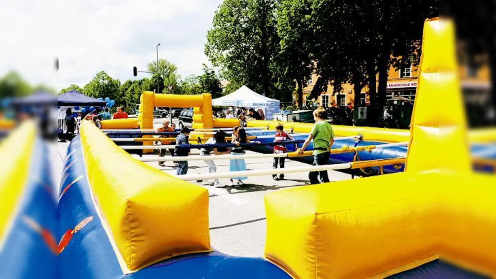 Sehr beliebt bei Groß und Klein war der »Human­kicker«.	 (Foto: pb)