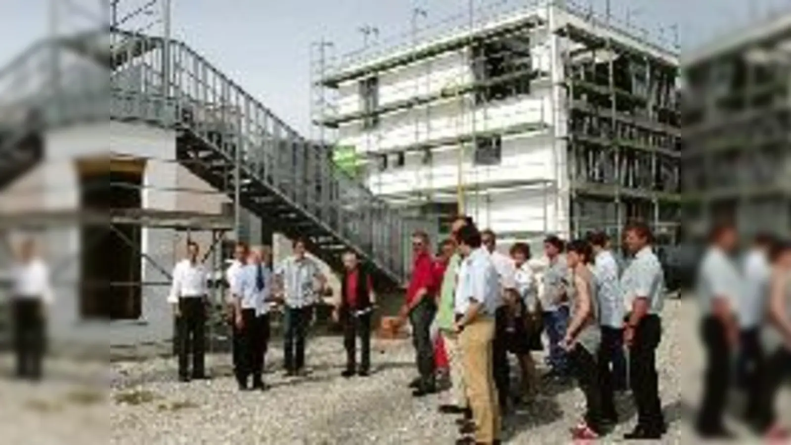 75 Kindern könnte es künftig in ihrer neuen Tagesstätte in der Messestadt Riem Glück bringen, dass beim Richtfest Glas zu Bruch gegangen ist.  (Foto: ko)