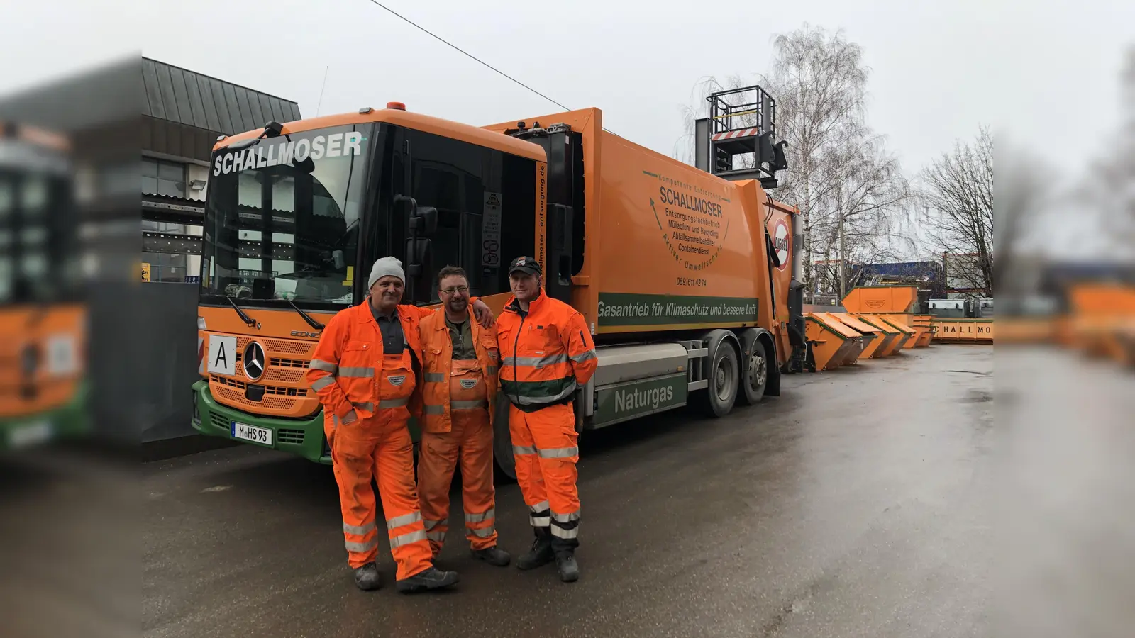 Drei von 25 engagierten Mitarbeitern der Firma Schallmoser, hier vor dem brandneuen, mit Naturgas betriebenen Entsorgungsfahrzeug.  (Foto: hw)