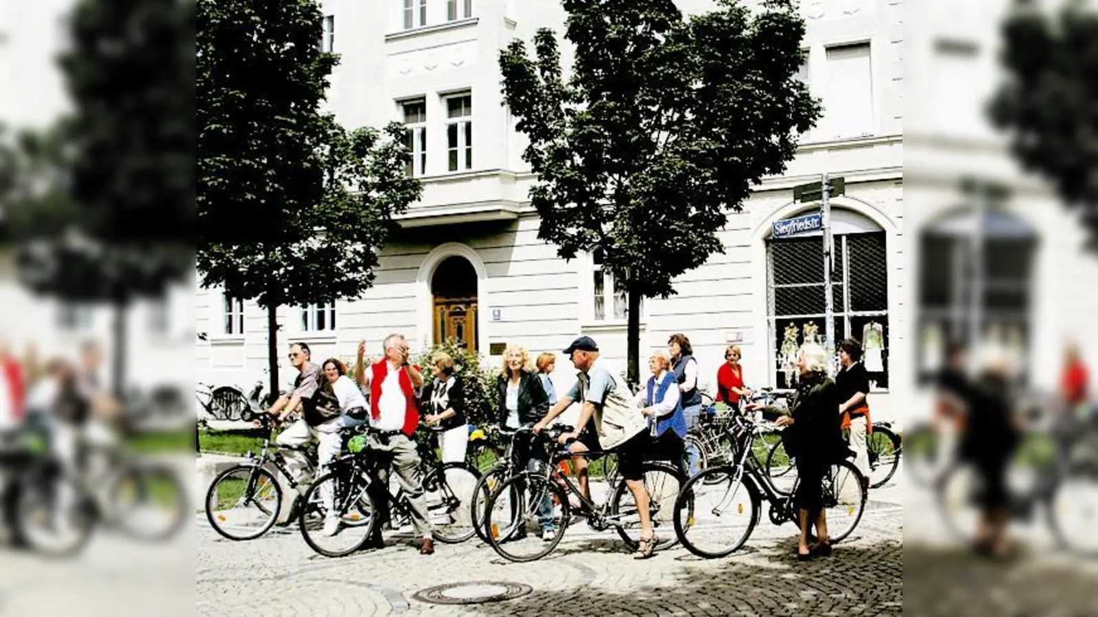Einer der Stopps der Radexkursion, der Erich-Mühsam-Platz. (Foto: VA)