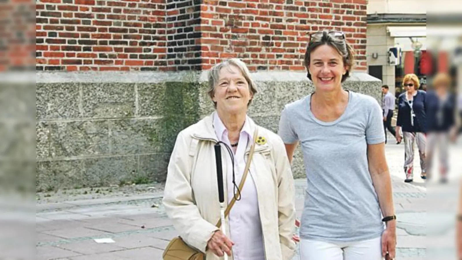 Gertraud Möhner (l.) und Ruth Lobenhofer vor der Frauenkirche. Die Dunkelführungen im Dom sind für Blinde und Sehende spannend.  (Foto: scy)