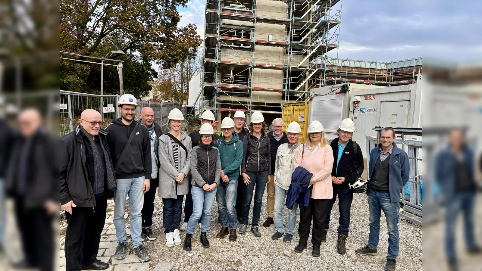 Der Gräfelfinger Gemeinderat besuchte die prominenteste Baustelle am Bürgerhaus. Architekt Klaus Molennar (links) führte durchs halbfertige Bürgerhaus. (Foto: Ulrike Seiffert)
