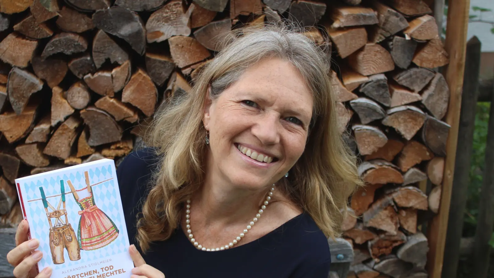 Alexandra Stiglmeier liest aus ihrem Buch „Törtchen, Tod und Techtelmechtel”. (Foto: Alexandra Stiglmeier)