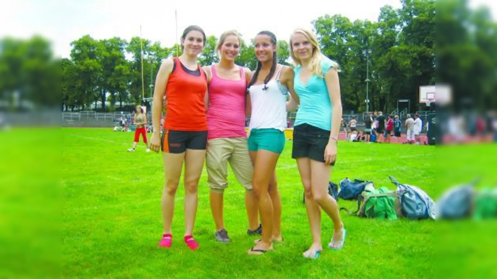 Die erfolgreiche 400m Staffelmanschaft des Bertolt-Brecht-Gymnasiums (v.l.): Janine Michel, Nicole Sturm, Jessica Zötl und Julia Feist. (Foto: pi)