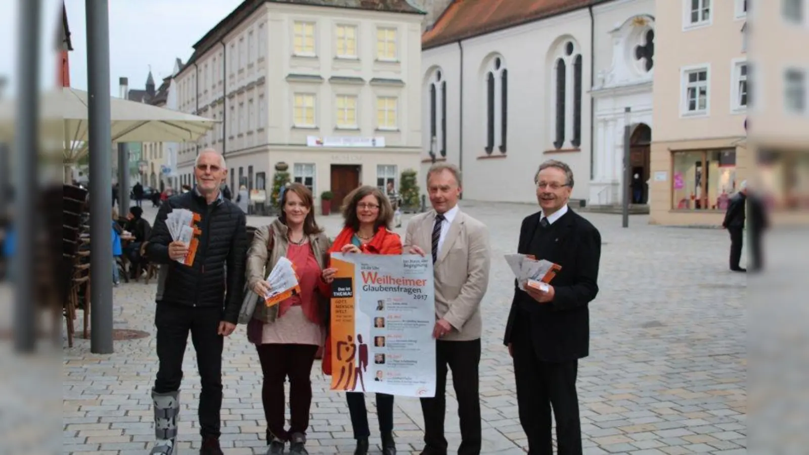 Stefan Reichhart, Sylvia Kluthe, Konstanze Kohn-Traub, Martin Gregori und Stadtpfarrer Engelbert Birkle (von links) freuen sich auf die kommenden Vorträge im Rahmen der „Weilheimer Glaubensfragen“. (Foto: mka)
