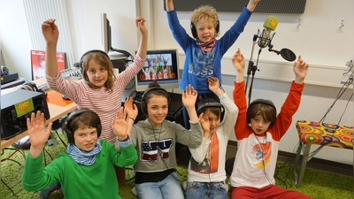 Über 120 Freiwillige haben im Frühjahr 2024 mit großem Engagement und viel Leidenschaft am Voice-Over für den letzten „Prix Jeunesse“ mitgewirkt. Das Voice-Over ist weit mehr als eine technische Herausforderung: In die Rollen charismatischer Filmfiguren zu schlüpfen ist ein besonderes Erlebnis, das viel Spaß macht – vom ersten Blick ins Drehbuch bis zur Aufnahme vor dem Mikrofon. (Foto: Feierwerk)