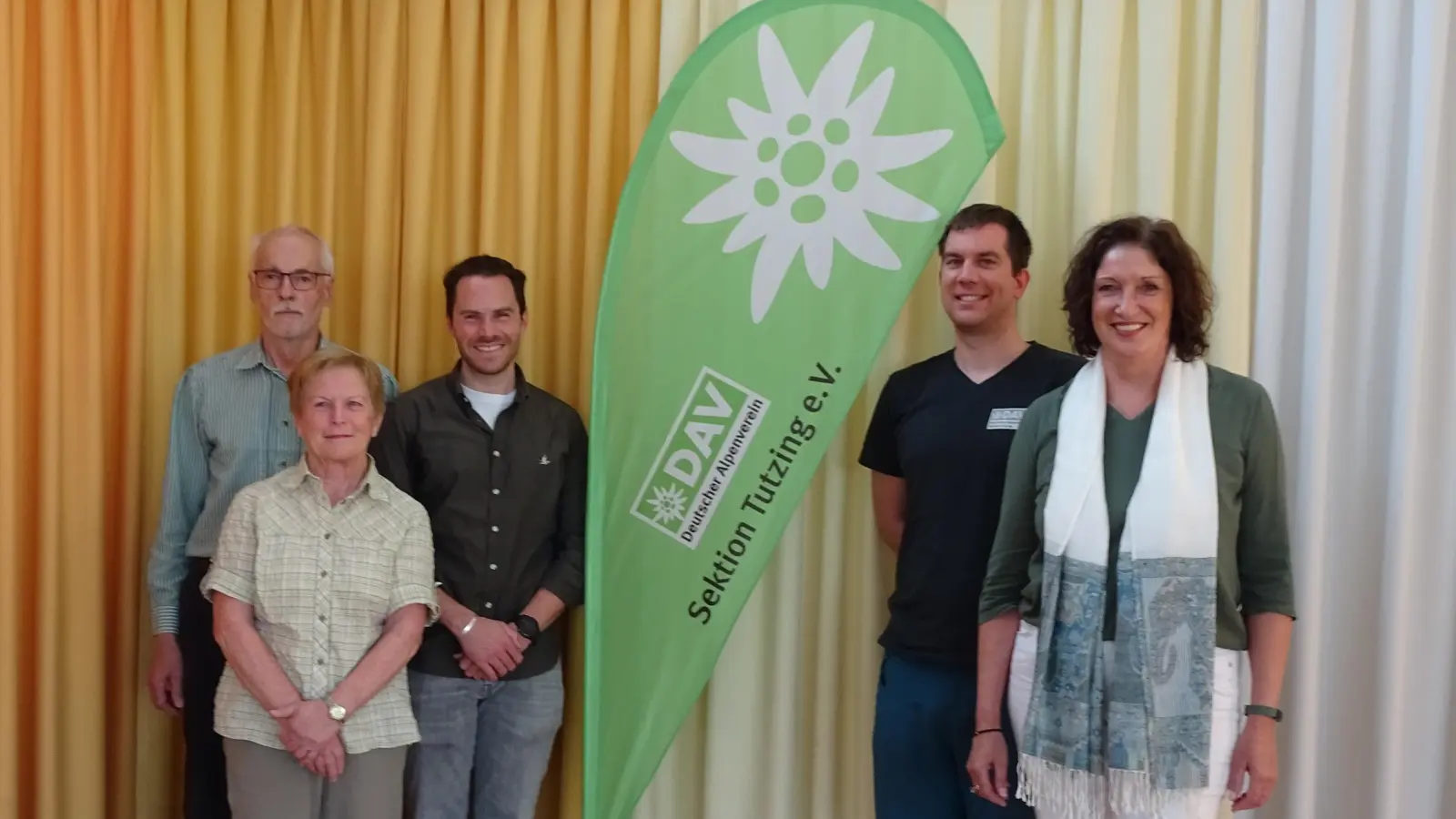 Der neue Vorstand des DAV Tutzing (von links): 2. Vorsitzender Leonhard Geißler, Schatzmeisterin Maximiliane Eisner-Höpe, 1. Vorsitzender Tobias Heß, Jugendvertreter Marco Säuberlich und Schriftführerin Silvia Kandemir (Foto: DAV Tutzing)