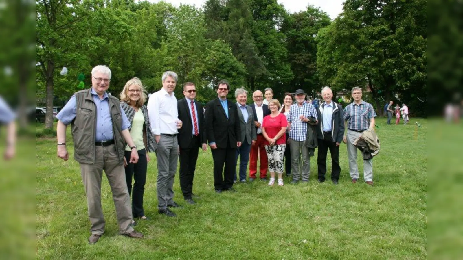 Bauleitung (mit Architekt Stark), Finanzdirektor Reif, Pfarrer Kahl, Vertreter des Bezirksausschusses 7 (mit Vorsitzendem Günter Keller), Mitglieder von Kirchenverwaltung und Pfarrgemeinderat von St. Thomas Morusfreuten sich über die Einweihung des Pavillons. (Foto: Heidi Ostermeier)