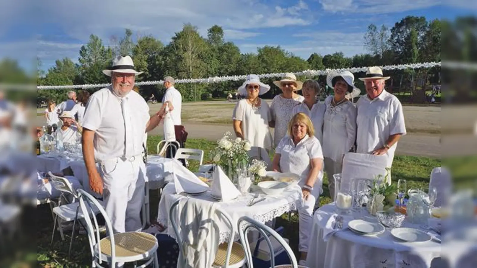 Die Organisatoren vom Städtepartnerschaftskreis stießen auf den großen Erfolg ihre Aktion miteinander an.              (Foto: hw)