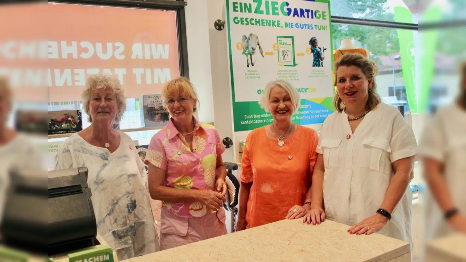 Stöbern und spenden für einen guten Zweck: die verantwortliche Shopreferentin Marion Fuchs (r.) mit den Ehrenamtlichen Hannelore Hofer, Monika Schödder und Gabriele Desch (v.l.) bei der Eröffnung des Pasinger Oxfam-Ladens. (Foto: us)