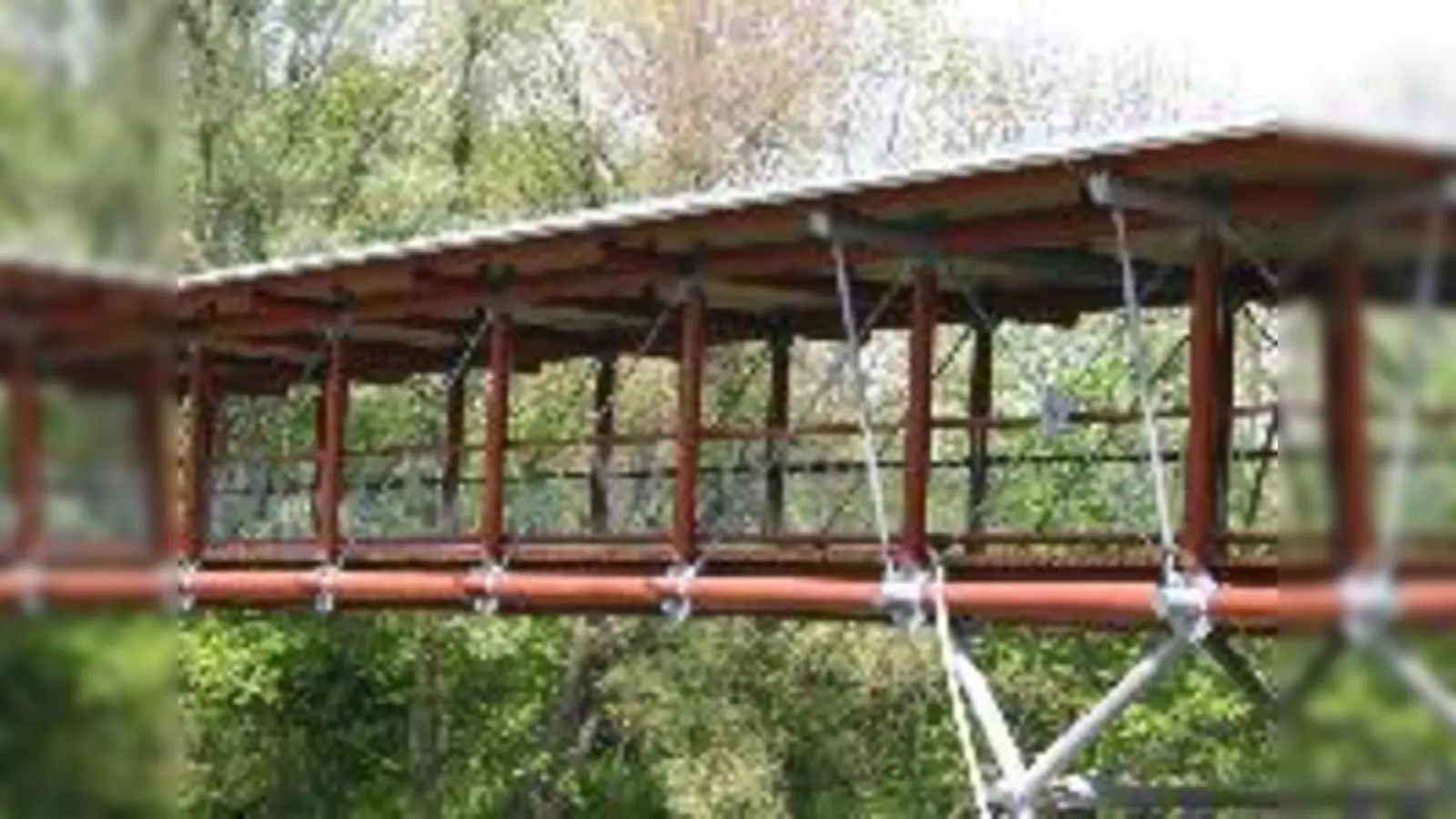 Filigrane Holzkonstruktion: die neue St.-Emmeram-Brücke verbindet wieder Oberföhring mit dem Englischen Garten. 	 (Foto: pa)