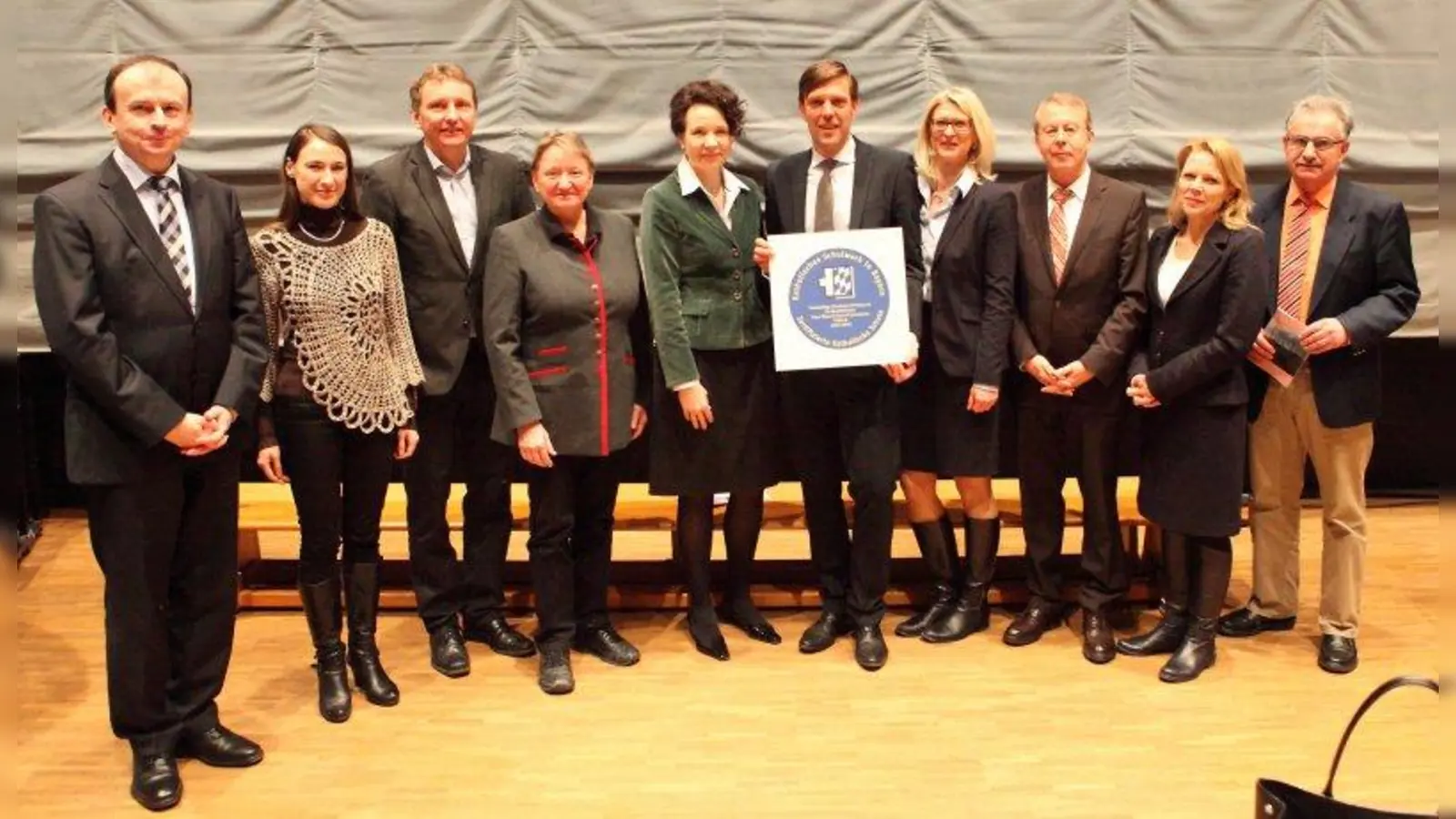 Dr. Ralf Grillmayer (Erzbischöfliches Ordinariat), Rita Heinemann (Evaluationsteam), Christian Kreikle (Evaluationsteam), Susanna Tausendfreund Bürgermeisterin Pullach), Dr. Sandra Krump (Erzbischöfliches Ordinariat), Stefan Antoni (Schulleiter), Marion Freytag (Dienststelle Ministerialbeauftragter Gymnasien Oberbayern-West), Dr. Andreas Hatzung (Katholisches Schulwerk), Iris Lamaack und Hans Bedruna (beide Evaluationsteam) bei der Auszeichnung (von links). (Foto: Sch)