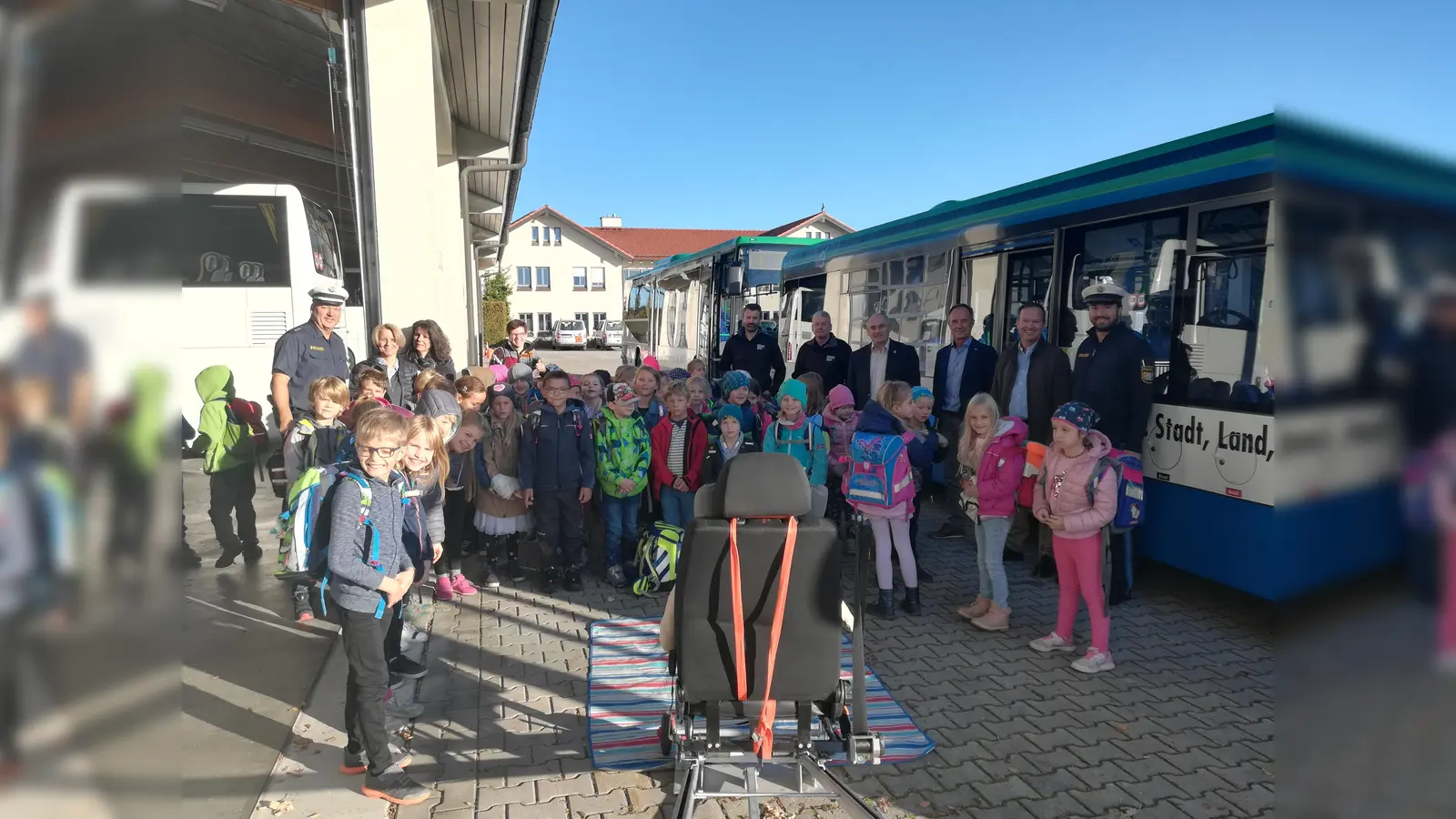Bernhard Schweida mit Josef Ettenhuber, Andreas Lutz, Josef Oswald, Gerhard Eberl, Michael Schott, Lehrkräften und Martin Schedo (v. li.). (Foto: KVW Ebersberg)