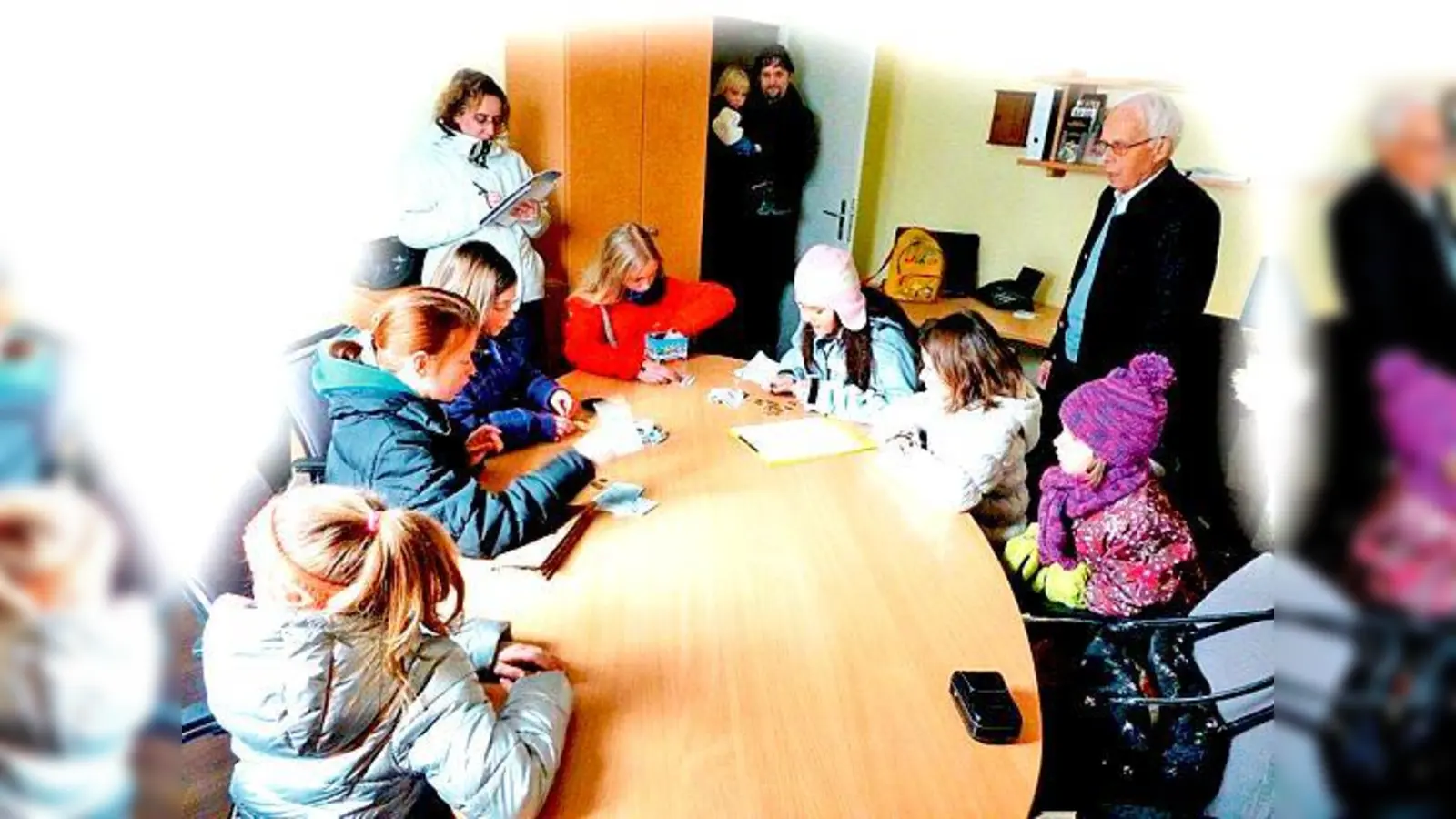 Knapp 230 Euro haben die sechs Schülerinnen der Montessori Grund- und Mittelschule für heimatlose Tiere zusammengetragen.	 (Foto: Schule)