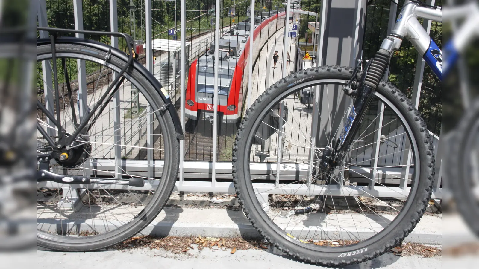 Am Sollner Bahnhof muss mangels Platz sogar die Zugansgtreppe zum Bahnsteig als Radlparkplatz herhalten.  (Foto: job)