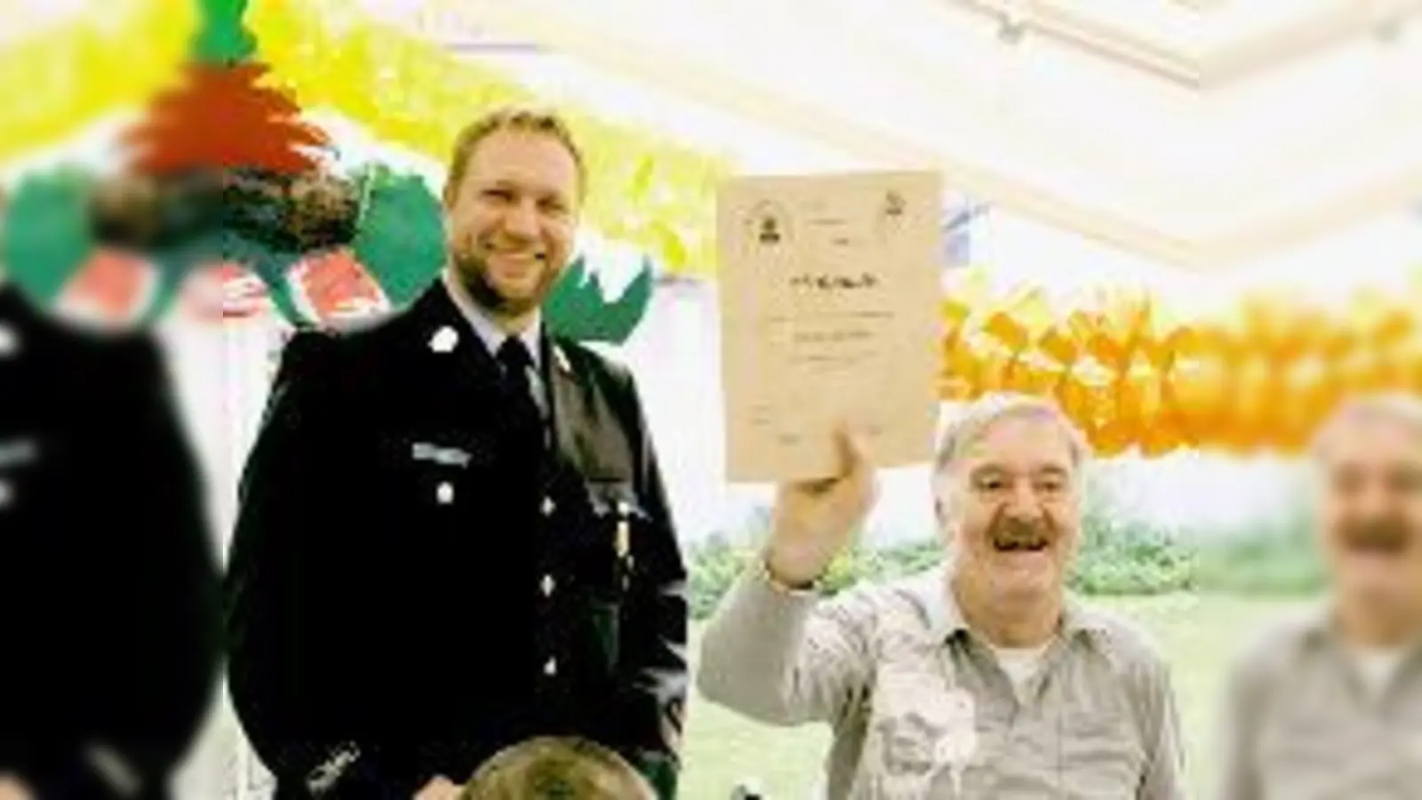 Günter Bucher erhielt von Feuerwehrkommandant Thomas Lix eine Urkunde für sein 25-jähriges Engagement in der Treuchtlinger Wehr.   (Foto: hol)