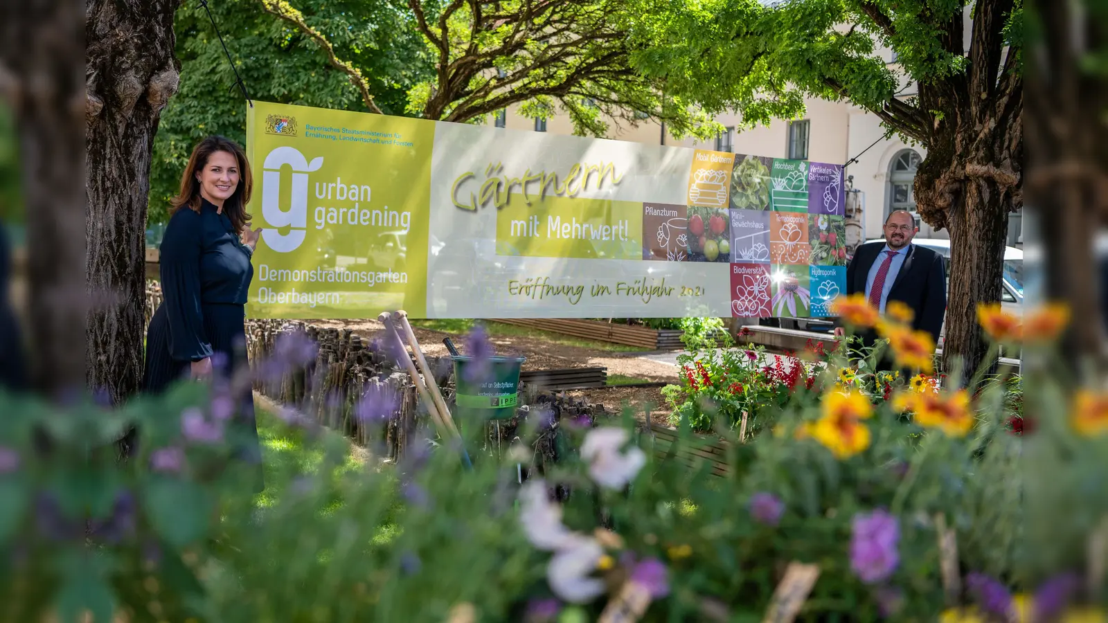 Bayerns Landwirtschaftministerin Michaela Kaniber und Gerhard Zäh, Präsident des Landesverbands Gartenbau Bayern, präsentierten das Projekt. (Foto: Judith Schmidhuber/StMELF)
