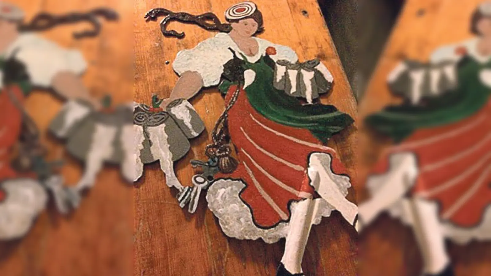 Kurz vor dem Aufstellen des neuen Maibaums wurde dem Schützenverein die Lisl im letzten Jahr geklaut. Heuer bekommt der Maibaum eine neue Spitze. 	 (Foto: Verein)