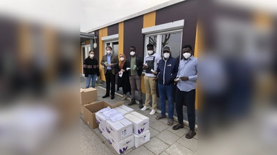 Dr. Ronald Heggmaier, Präsident des Rotary Clubs München-West (zweiter von links) übergab die Spende an die Bewohner der Gemeinschaftsunterkunft in Lochhausen im Beisein von Antonia Eckert, Sozialdienst (links). (Foto: Rotary Club München-West)