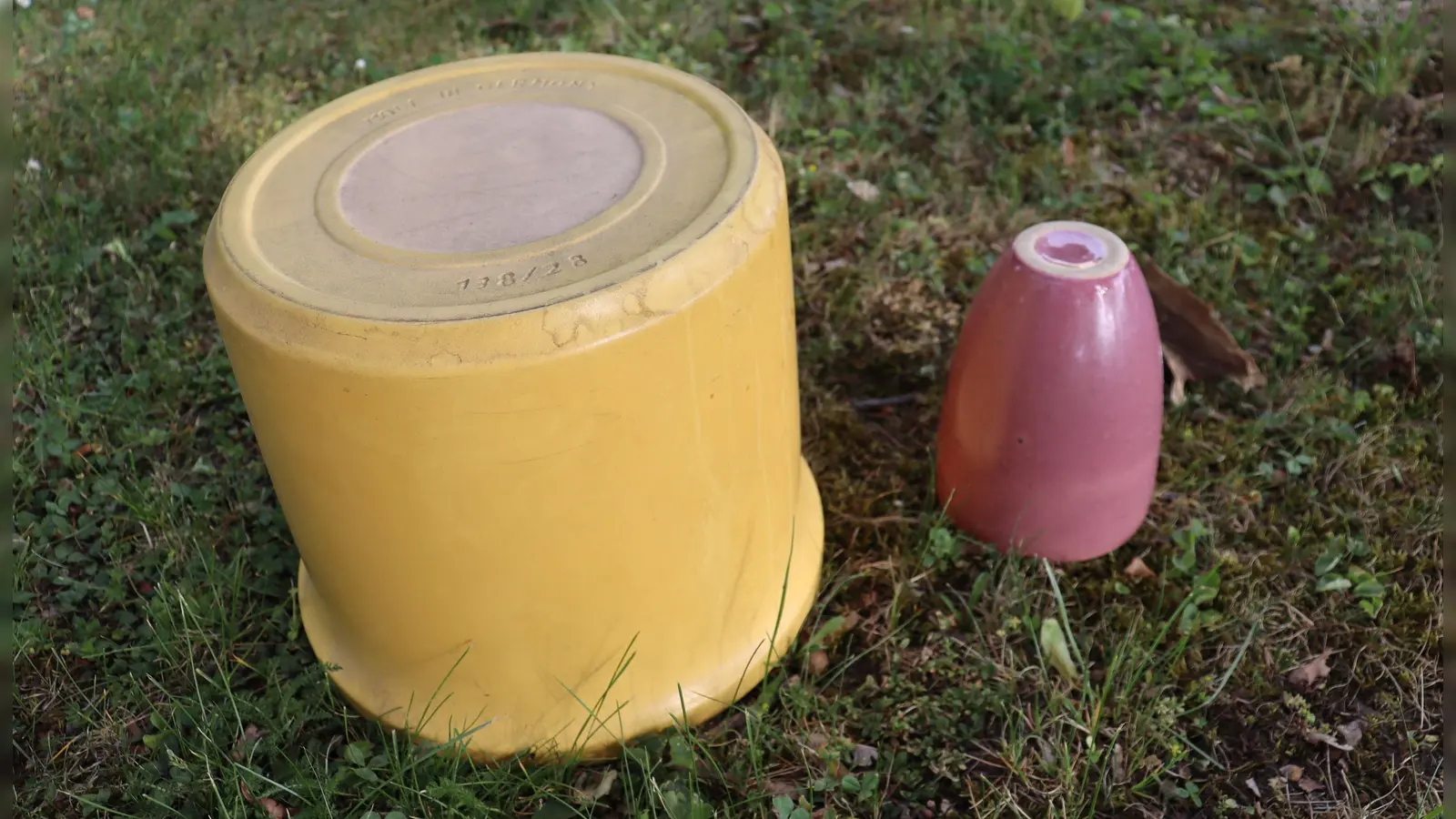 Nicht benötigte Blumentöpfe wegräumen oder kopfüber lagern. So vermeidet man, dass Wasseransammlungen zu Brutstätten für Tigermücken werden.  (Foto: mha)