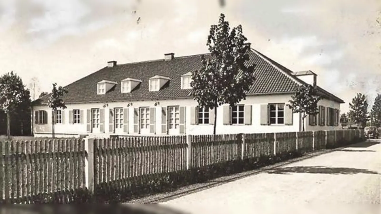 Die ehemalige evangelische Schule an der Schützenstraße in Erding um das Jahr 1940  als sie noch keine Schule war. 	 (Foto: Sammlung Kurt Bösl, Bildarchiv Museum Erding)