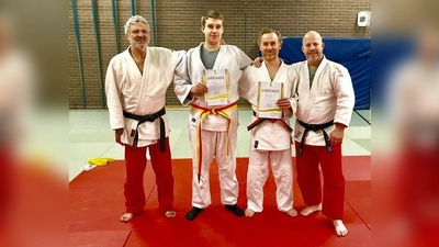 Fast 50 Kinder nahmen an der Gürtelprüfung des SCUG teil. Doch nicht nur die kleinen, sondern auch die großen Sportler legten erfolgreich ihre Judo-Prüfung ab und durften sich über einen neuen Gürtel freuen. V.l.: Prüfer Herbert Kirchmayer, Patrick Ilg, Andreas Loch und Prüfer Mike Jäger. (Foto: SCUG)