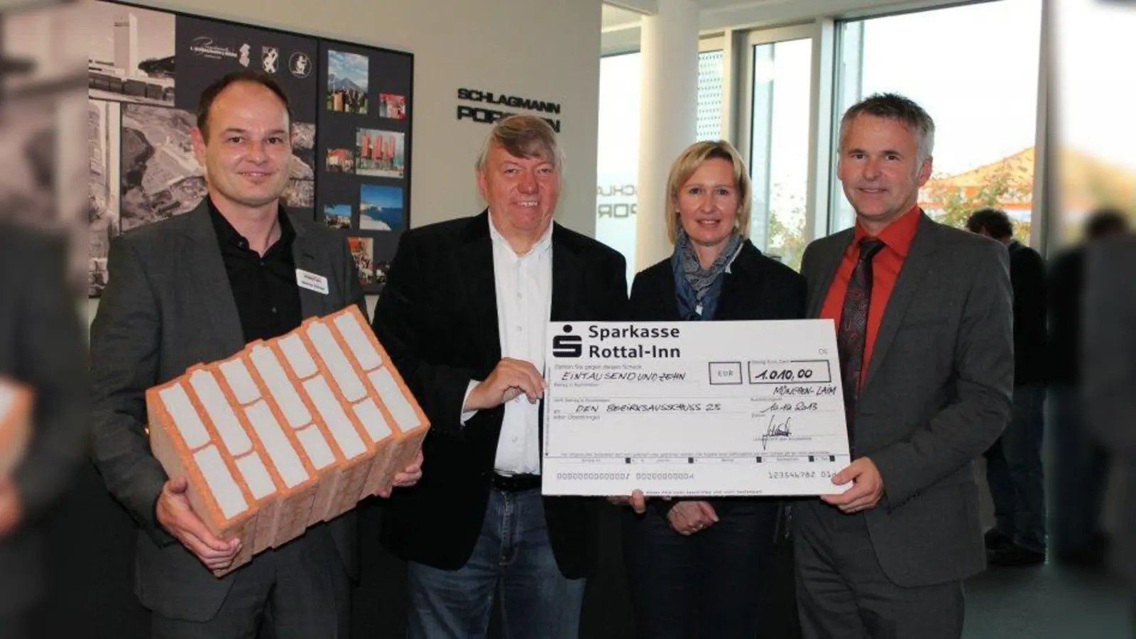 Schöne Geste zum Einstand: v.l. der Laimer Büroleiter Matthias Killinger, BA-Vorsitzender Josef Mögele, Sylvia Schlagmann-Edmüller und Johannes Edmüller. (Foto: bb)