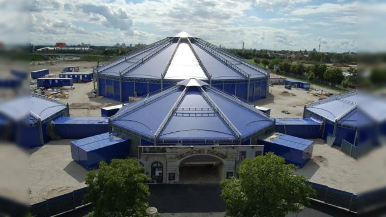 Einmalige Bühnenshows zeigt das Deutsche Theater seit gut einem halben Jahr in Fröttmaning.   (Foto: VA)